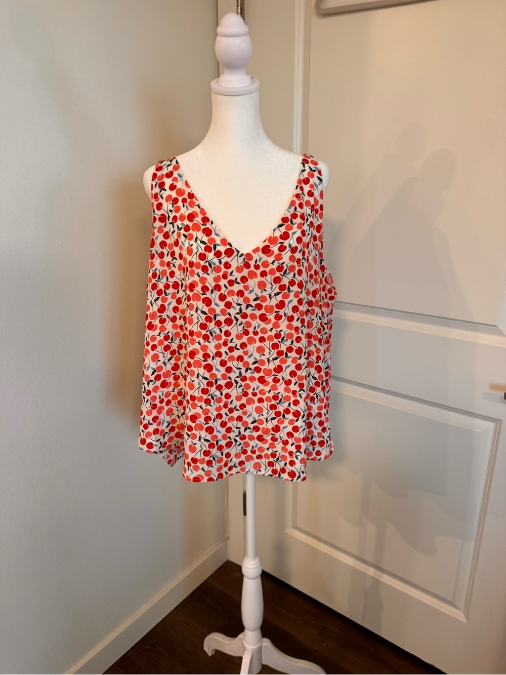 Ann Taylor Cherry Peach Novelty Print V-Neck Tank Top Cami Cream Red Navy